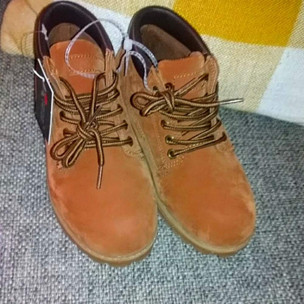 NEW--mountain gear kids boots